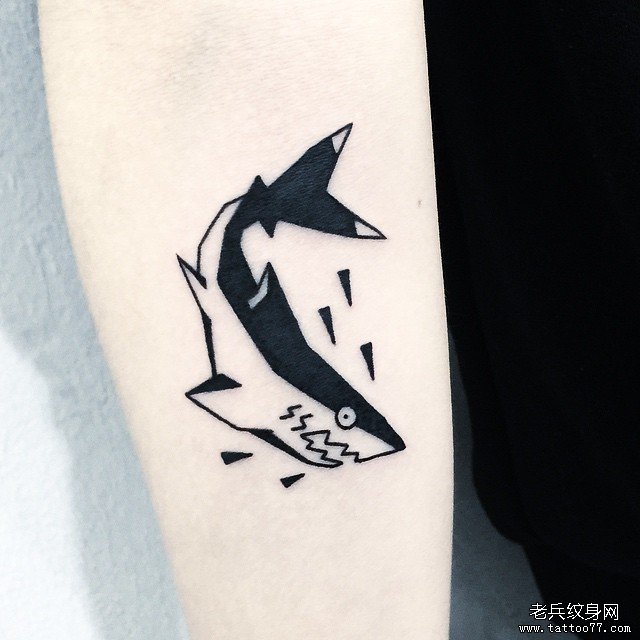 手臂几何鲨鱼纹身