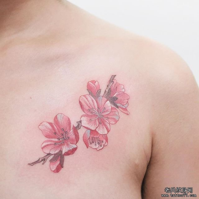 锁骨彩色花个性纹身