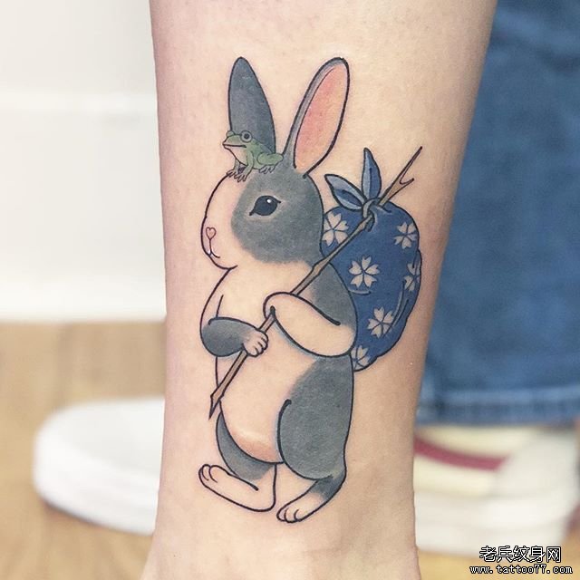 手臂彩色兔子纹身