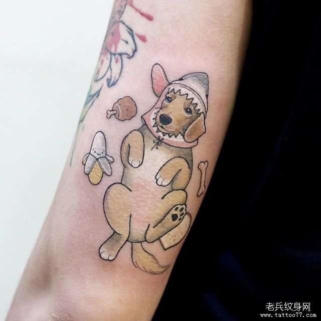手臂彩色小狗纹身