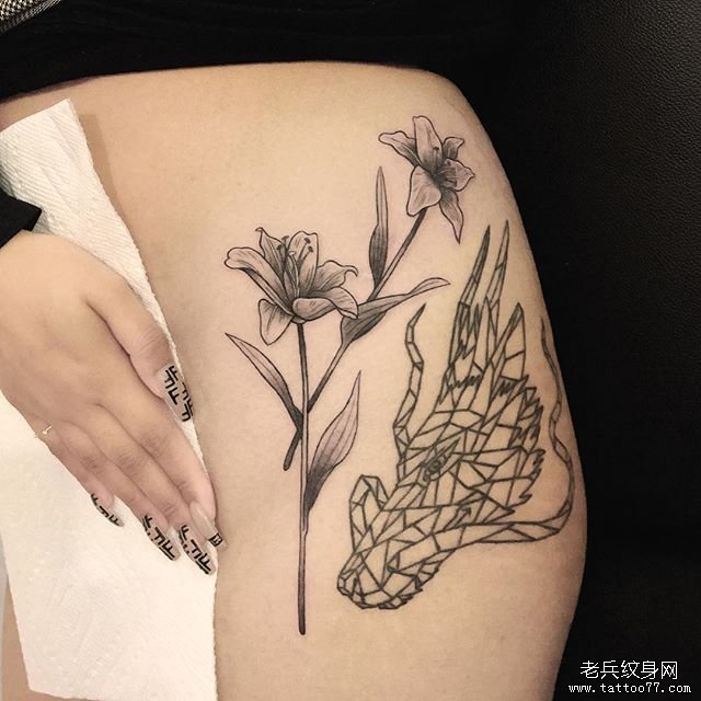 大腿个性几何百合花纹身