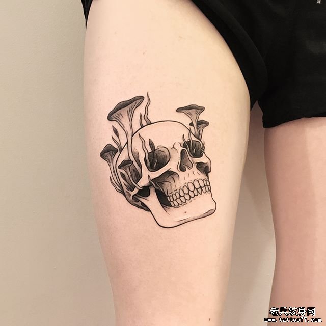 大腿个性骷髅纹身