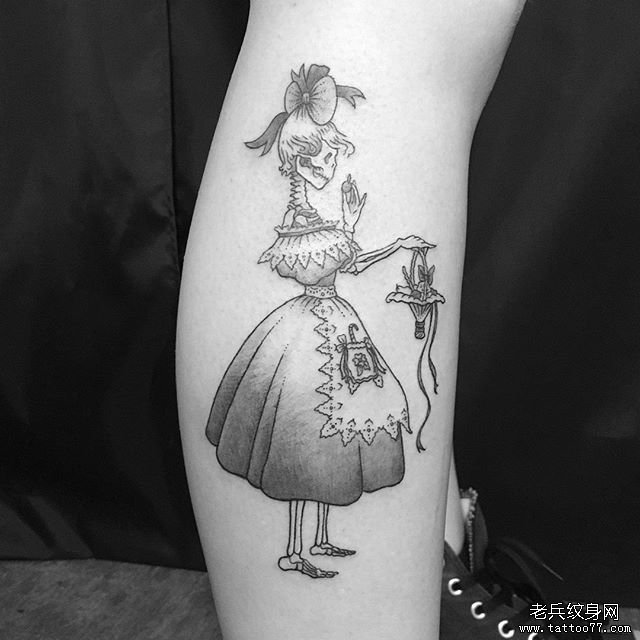 个性黑灰骷髅女郎纹身