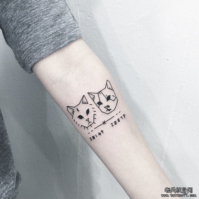 手臂简约线条猫咪纹身