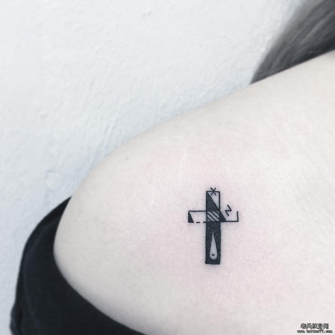 几何十字架纹身