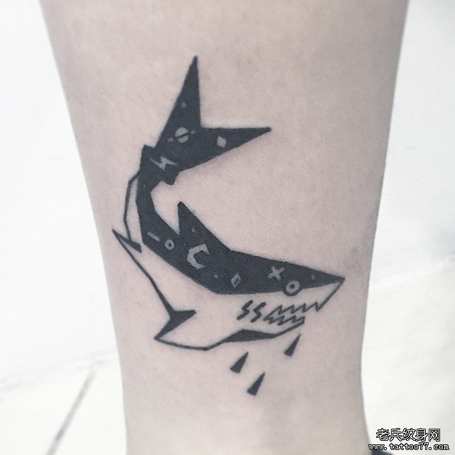 脚踝几何鲨鱼纹身