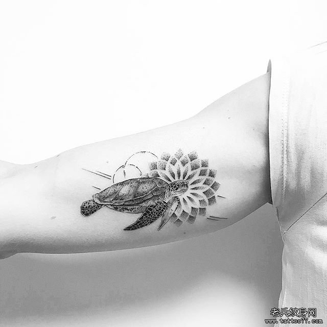 手臂极简点刺海龟梵花纹身