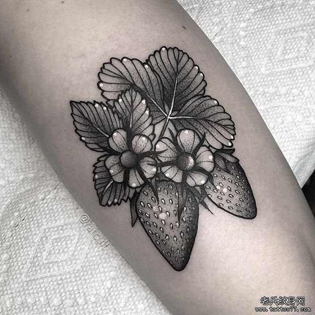 手臂个性黑灰草莓纹身