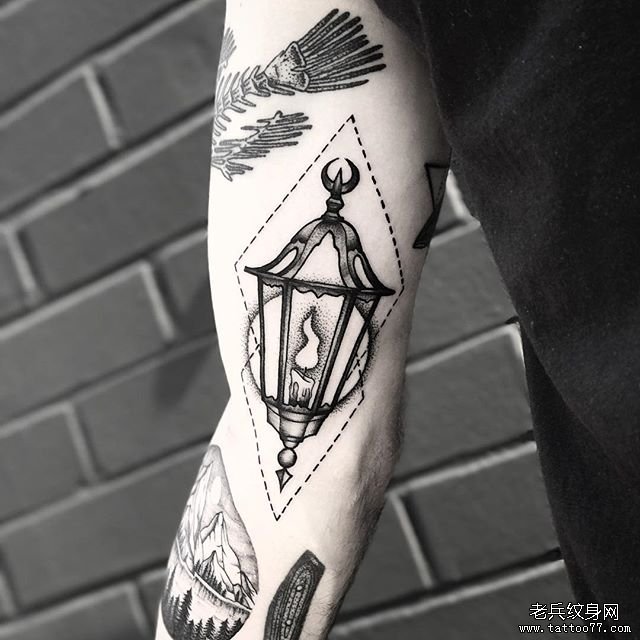 手臂几何灯塔纹身