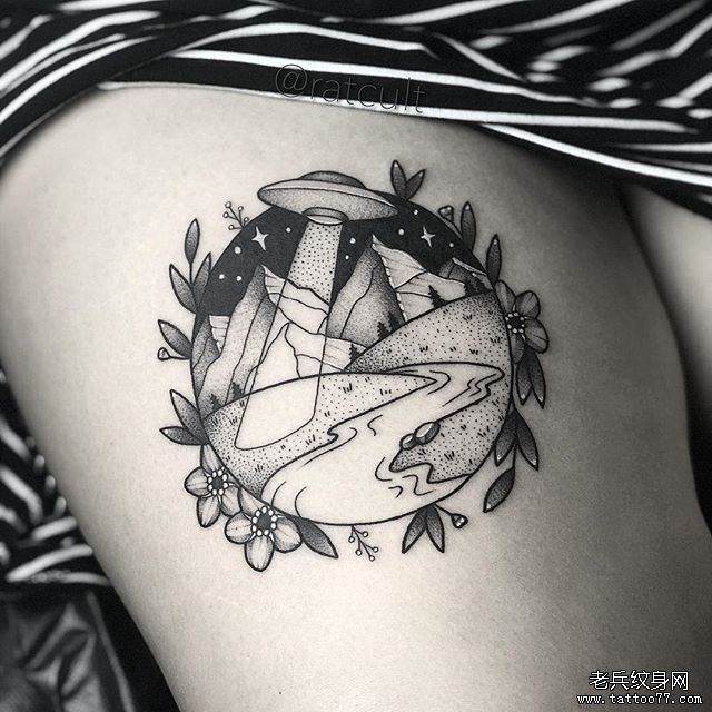 大腿黑灰飞碟纹身