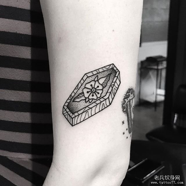 手臂线条盒子纹身