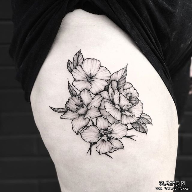 大腿黑灰个性花纹身