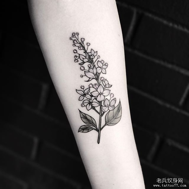 个性黑灰花纹身