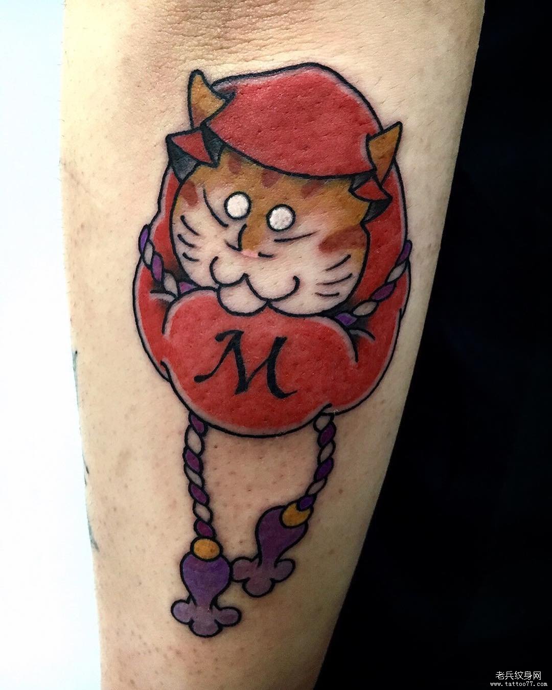 手臂日式猫咪达摩纹身