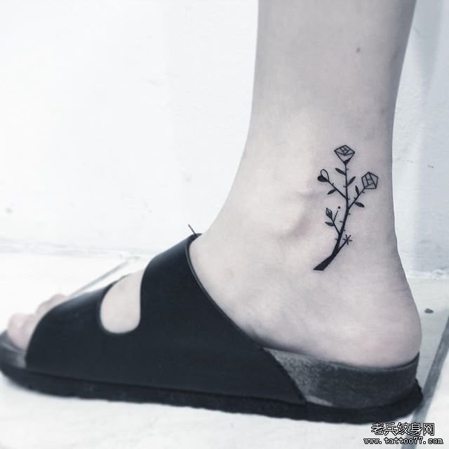脚踝花朵纹身