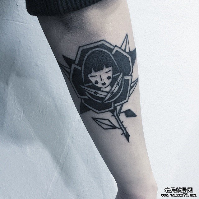 手臂玫瑰女孩纹身