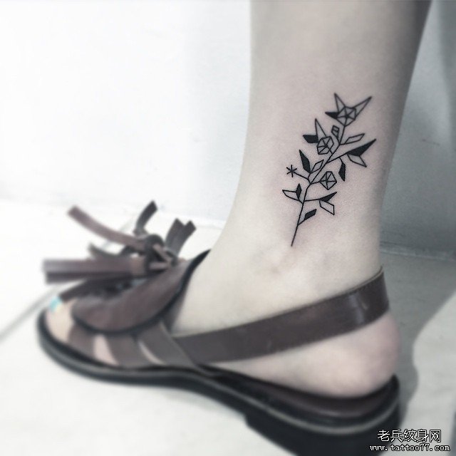 脚踝小清新花卉纹身