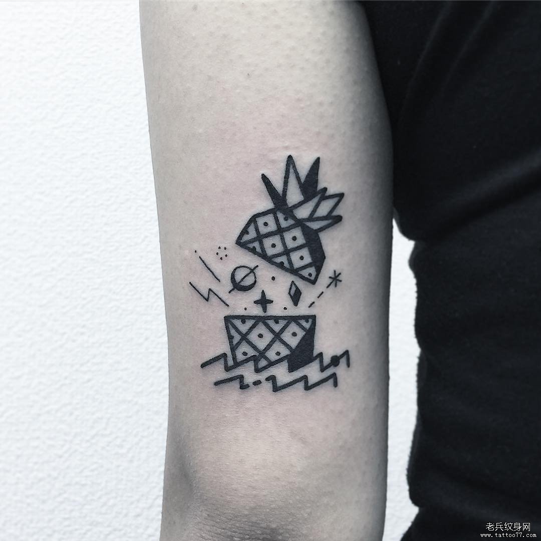 手臂菠萝纹身