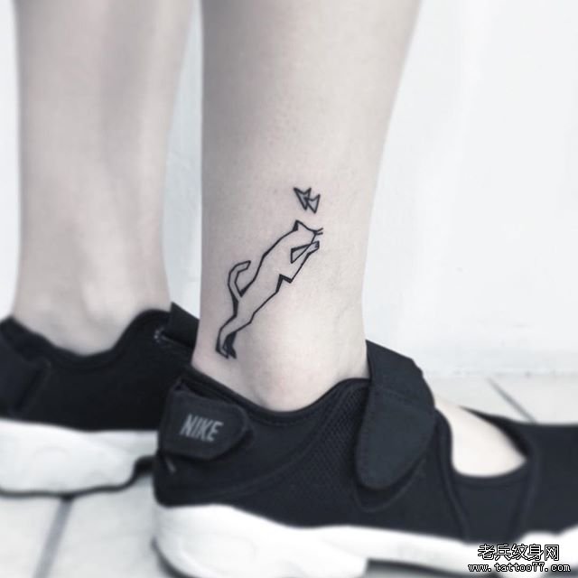 脚踝线条猫咪纹身