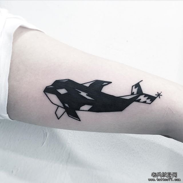 手臂简约线条鲸鱼纹身