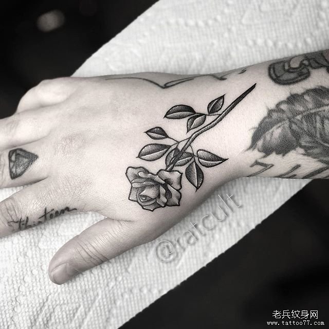 手臂黑灰玫瑰花纹身
