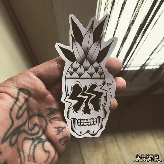 菠萝骷髅纹身