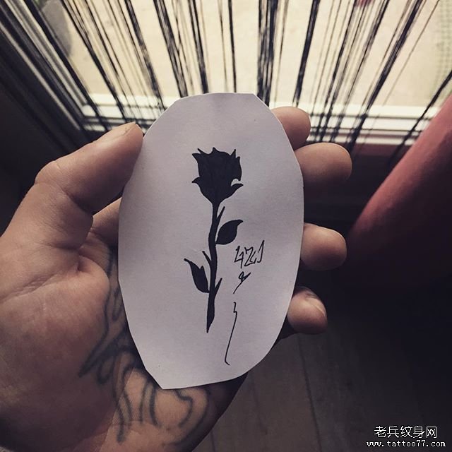 图腾玫瑰纹身
