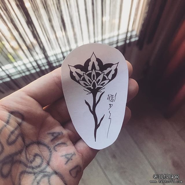 简约花纹身