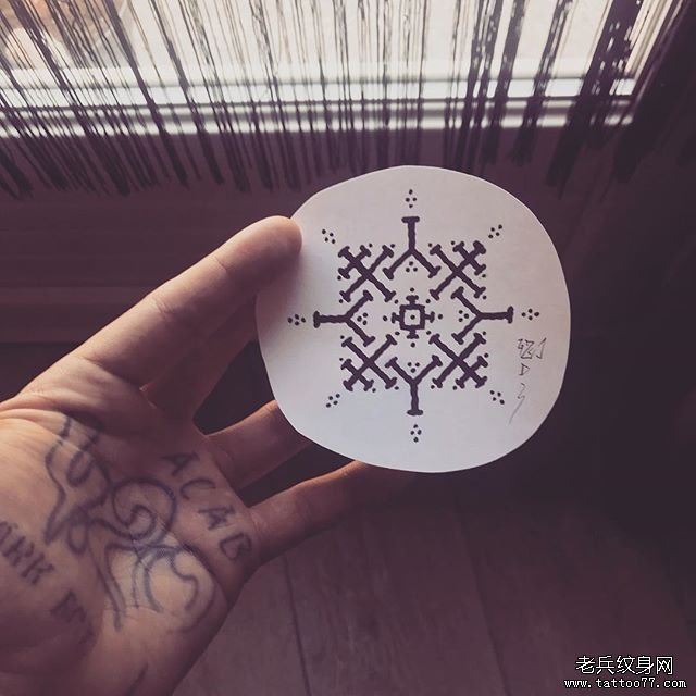 几何雪花线条纹身