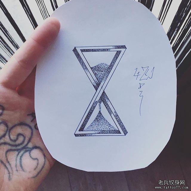 几何沙漏纹身
