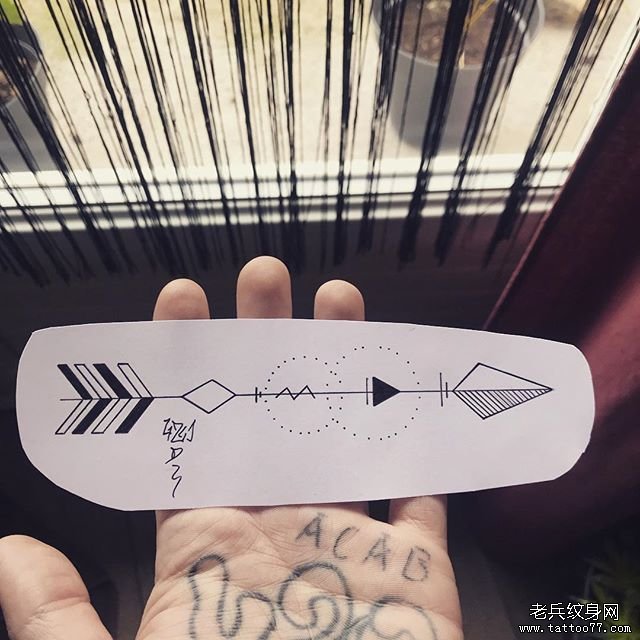 线条箭纹身