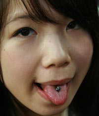 本店打造的美女舌钉人体穿孔作品