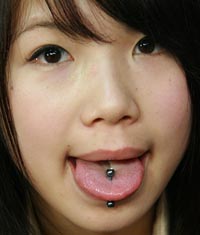 本店打造的美女舌钉人体穿孔作品