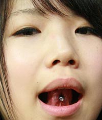 本店打造的美女舌钉人体穿孔作品