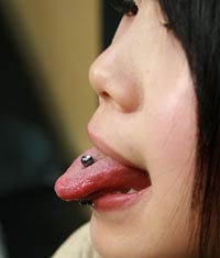 本店打造的美女舌钉人体穿孔作品