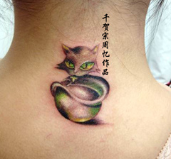 女性颈子图腾猫咪纹身图案