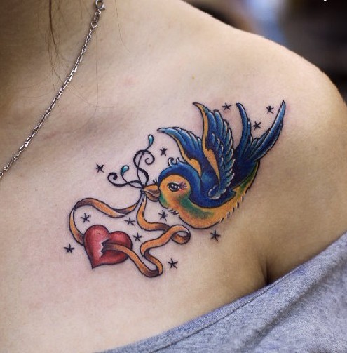 女人纹身图案大全：肩部彩色爱心小燕子纹身图案纹身图片