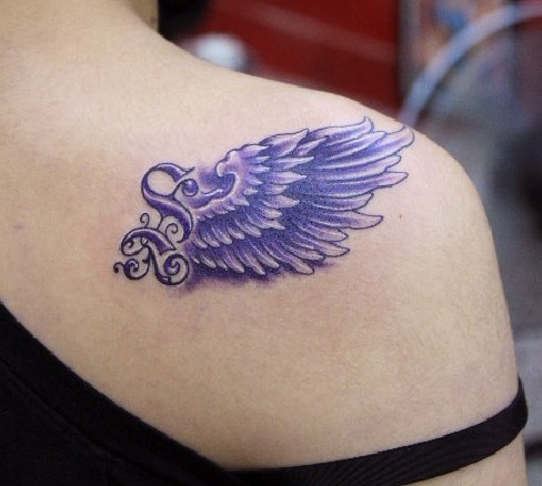 女人纹身图案大全：肩部彩色翅膀纹身图案纹身图片