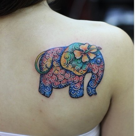 女人纹身图案大全：肩部彩色大象纹身图案纹身图片