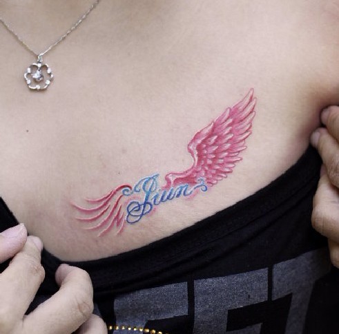 女人纹身图案大全：胸部彩色翅膀纹身图案纹身图片
