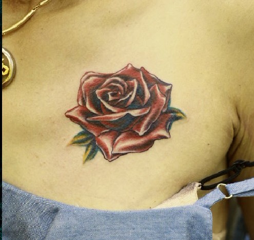 女人纹身图案大全：胸部彩色玫瑰纹身图案纹身图片