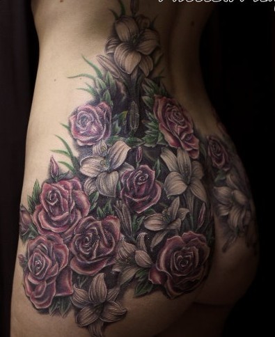 臀部纹身图案大全：臀部彩色玫瑰花卉纹身图案纹身图片