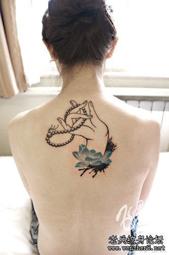 女性纹身图案大全：美女后背佛手莲花纹身图案图片