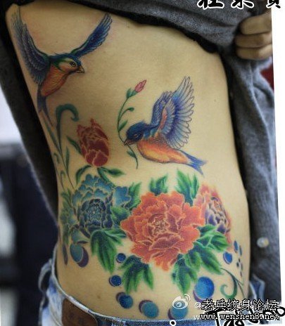 小鸟牡丹纹身图案大全：腰部彩色小鸟牡丹纹身图案纹身图片