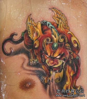 神兽纹身图案：胸部彩色神兽貔貅纹身图案纹身图片