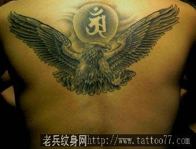 老鹰纹身图案：背部老鹰梵文纹身图案纹身图片