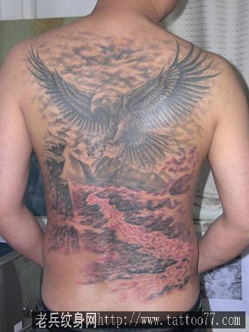 老鹰纹身图案：一款经典帅气满背老鹰纹身图案纹身图片