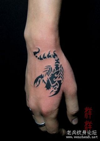 蝎子纹身图案：手背虎口图腾蝎子纹身图案纹身图片
