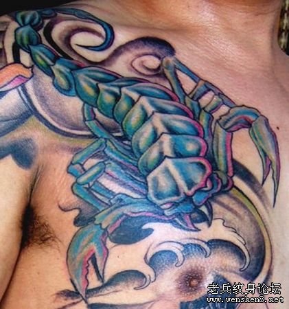 蝎子纹身图案：一款胸部彩色蝎子纹身图案纹身图片