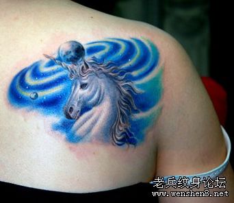 独角兽纹身图案：一款美女肩部彩色独角兽纹身图案纹身图片